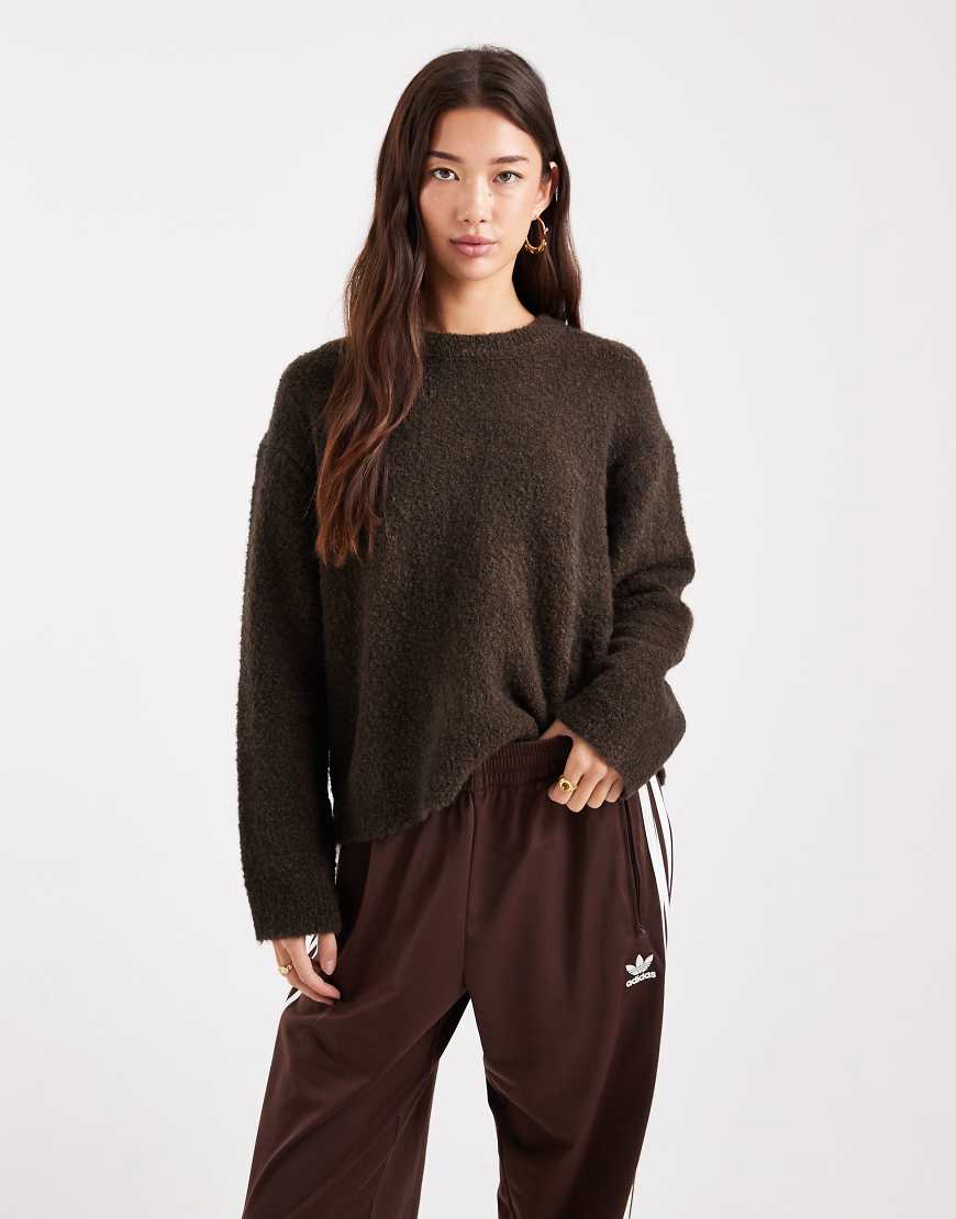 ASOS DESIGN - Kastiger Bouclé-Pullover in Schokobraun mit Rundhalsausschnitt-Brown von ASOS DESIGN
