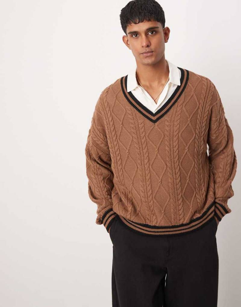 ASOS DESIGN - Kastiger Cricket-Strickpullover in Braun mit Zopfmuster, schwarzen Zierstreifen und Oversize-Passform von ASOS DESIGN