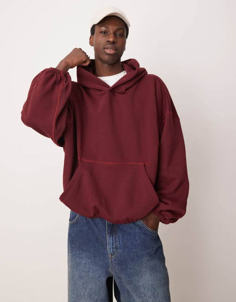 ASOS DESIGN - Kastiger Kapuzenpullover in Burgunderrot mit extremer Oversize-Passform und Unterarm-Einsätzen von ASOS DESIGN