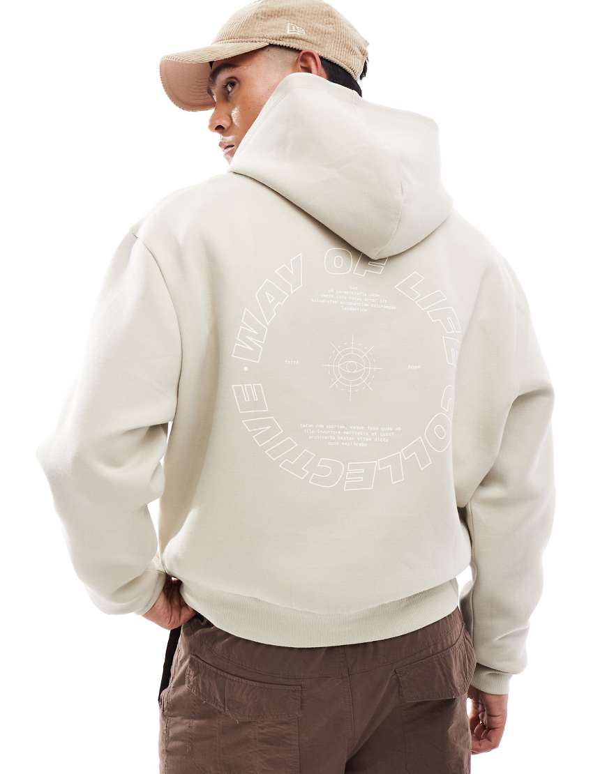 ASOS DESIGN - Kastiger Oversize-Kapuzenpullover aus Scubastoff in Steinbeige mit Rückenprint-Neutral ASOS DESIGN - Kastiger Oversize-Kapuzenpullover aus Scubastoff in Steinbeige mit Rückenprint-Neutral von ASOS DESIGN