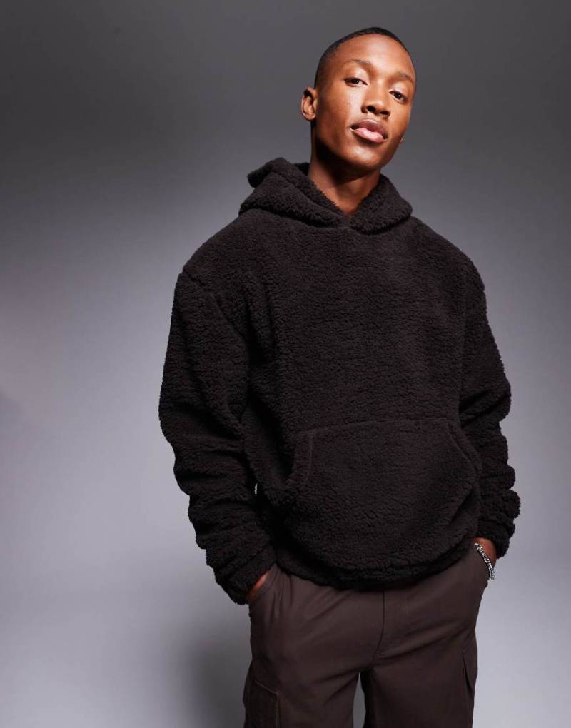 ASOS DESIGN - Kastiger Oversize-Kapuzenpullover aus Teddyfell in Braun von ASOS DESIGN