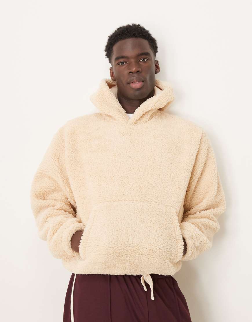 ASOS DESIGN - Kastiger Oversize-Kapuzenpullover aus Teddyfell in Ecru-Neutral ASOS DESIGN - Kastiger Oversize-Kapuzenpullover aus Teddyfell in Ecru-Neutral von ASOS DESIGN