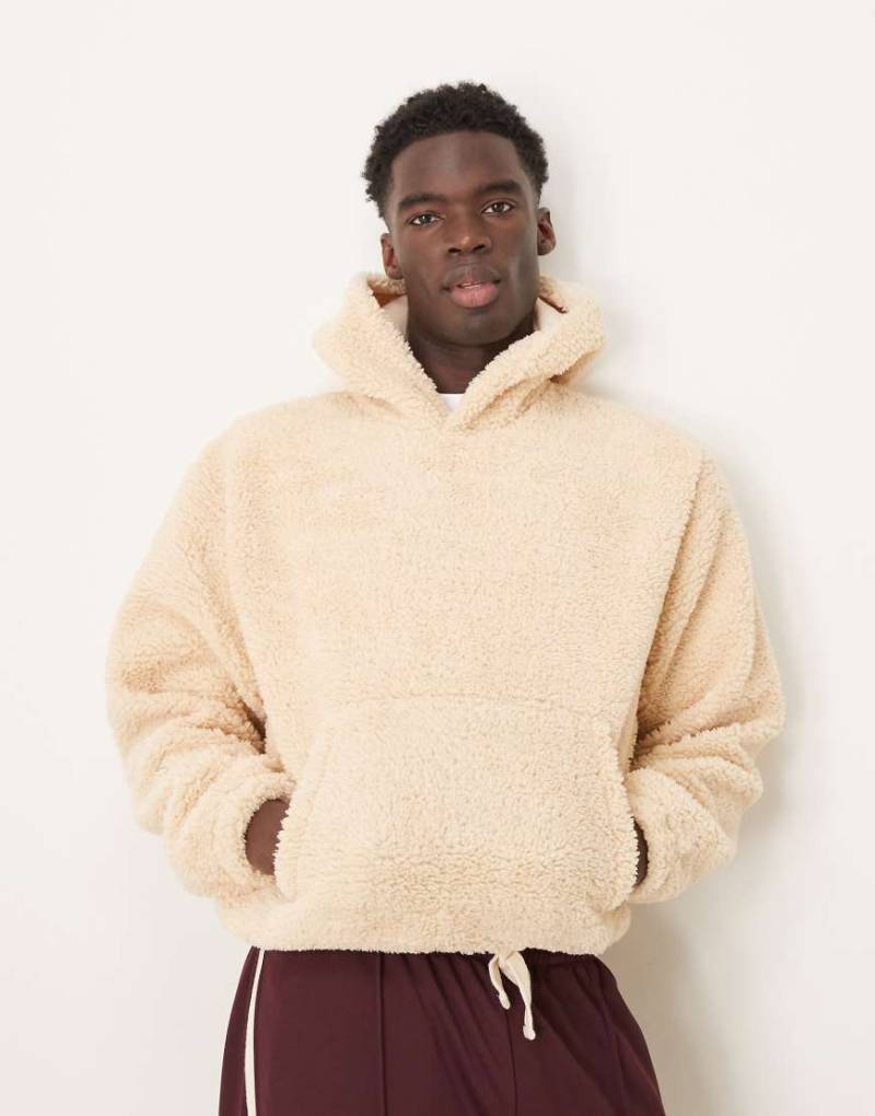 ASOS DESIGN - Kastiger Oversize-Kapuzenpullover aus Teddyfell in Ecru-Neutral von ASOS DESIGN