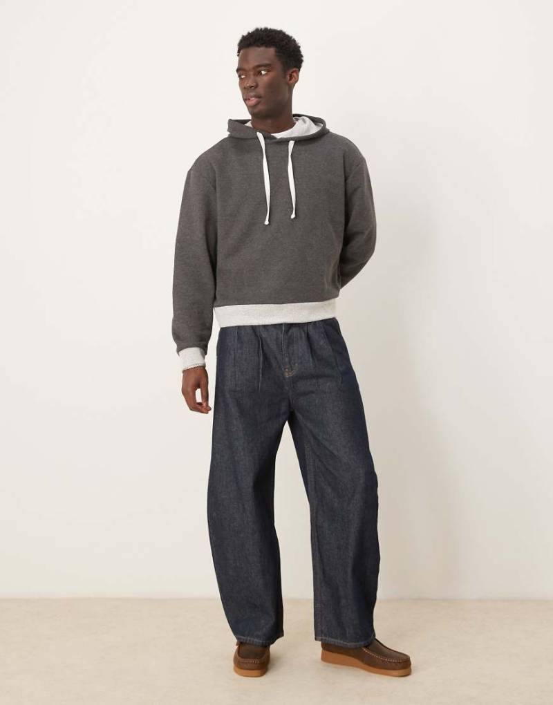 ASOS DESIGN - Kastiger Oversize-Kapuzenpullover in Anthrazit mit kontrastierendem Saum-Grau von ASOS DESIGN