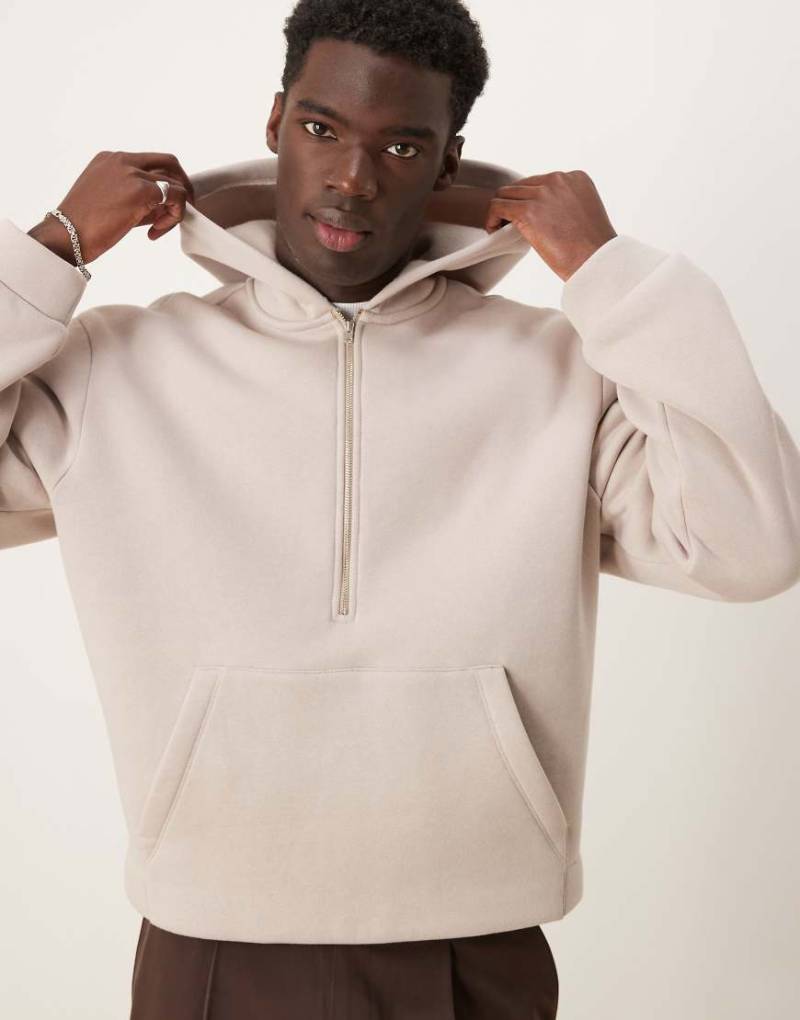 ASOS DESIGN - Kastiger Oversize-Kapuzenpullover in Beige mit halbem Reißverschluss-Weiß von ASOS DESIGN