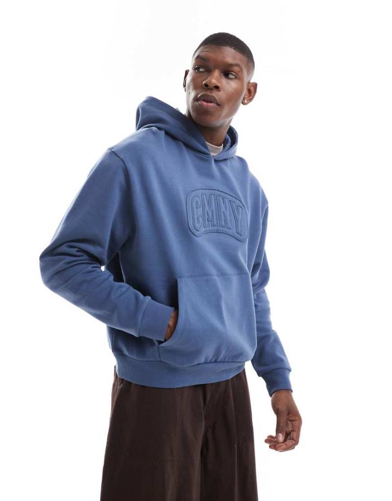 ASOS DESIGN - Kastiger Oversize-Kapuzenpullover in Blau mit Print mit unverarbeiteten Rändern von ASOS DESIGN