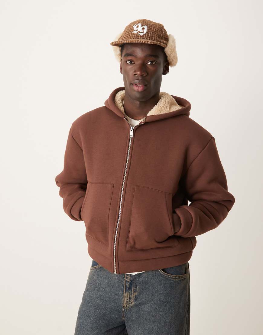 ASOS DESIGN - Kastiger Oversize-Kapuzenpullover in Braun mit Kunstfellfutter ASOS DESIGN - Kastiger Oversize-Kapuzenpullover in Braun mit Kunstfellfutter von ASOS DESIGN