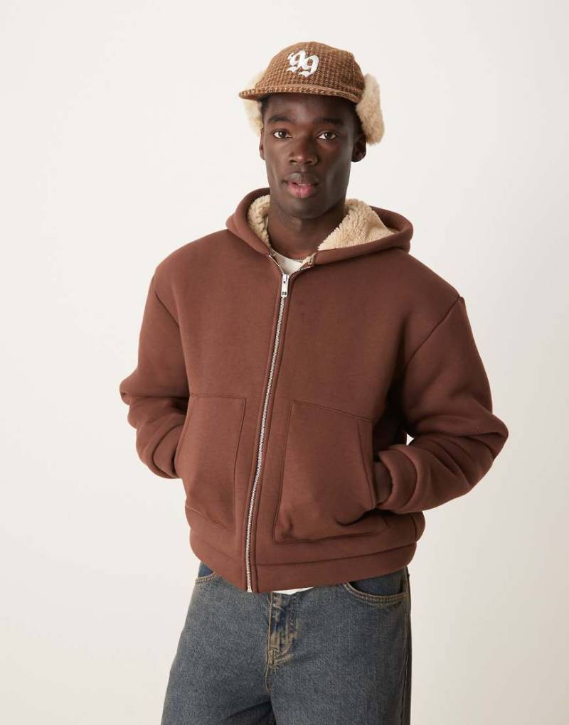 ASOS DESIGN - Kastiger Oversize-Kapuzenpullover in Braun mit Kunstfellfutter von ASOS DESIGN