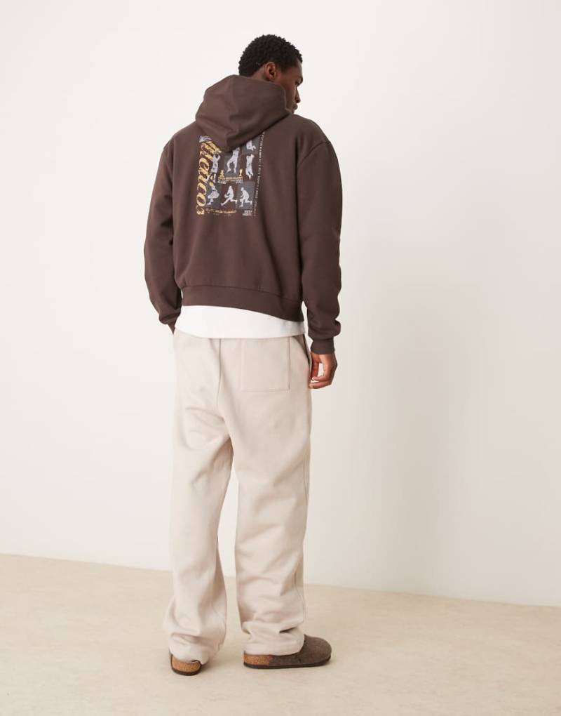 ASOS DESIGN - Kastiger Oversize-Kapuzenpullover in Braun mit Rückenprint von ASOS DESIGN