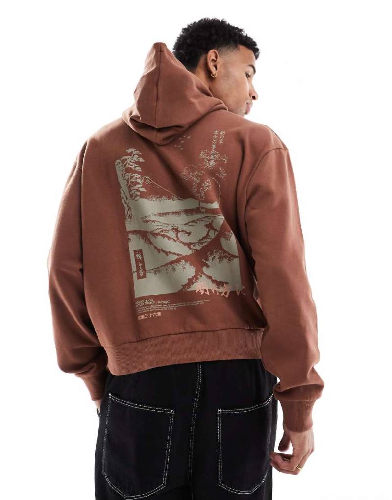 ASOS DESIGN - Kastiger Oversize-Kapuzenpullover in Braun mit Rückenprint von ASOS DESIGN