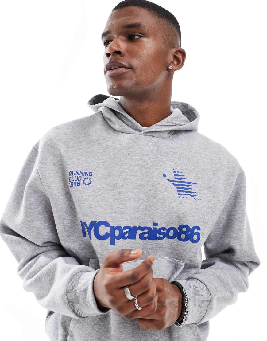 ASOS DESIGN - Kastiger Oversize-Kapuzenpullover in Grau mit Sport-Print ASOS DESIGN - Kastiger Oversize-Kapuzenpullover in Grau mit Sport-Print von ASOS DESIGN