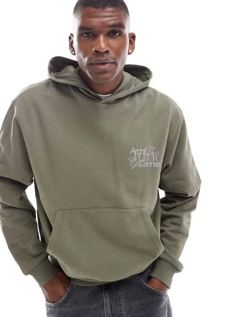 ASOS DESIGN - Kastiger Oversize-Kapuzenpullover in Khaki mit Print-Grün von ASOS DESIGN