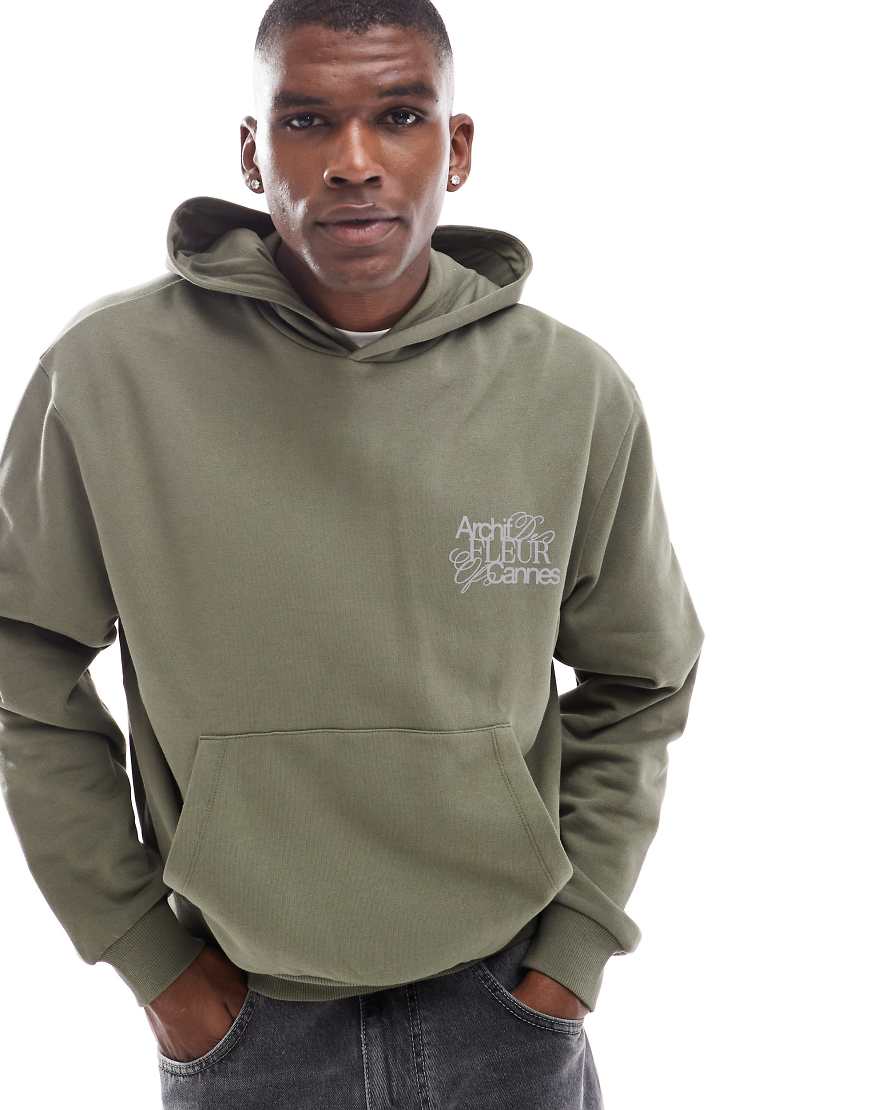 ASOS DESIGN - Kastiger Oversize-Kapuzenpullover in Khaki mit Print-Grün ASOS DESIGN - Kastiger Oversize-Kapuzenpullover in Khaki mit Print-Grün von ASOS DESIGN