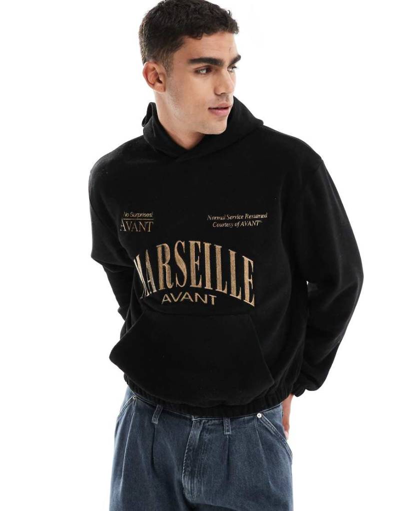 ASOS DESIGN - Kastiger Kapuzenpullover in Schwarz mit Stickerei von ASOS DESIGN