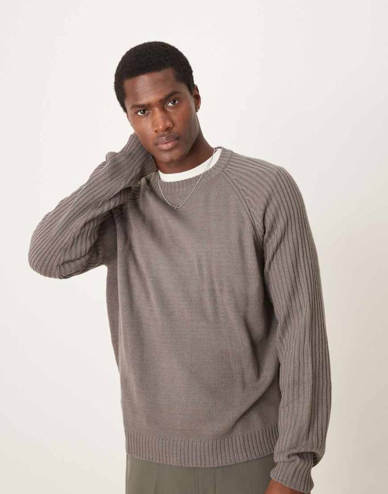 ASOS DESIGN - Kastiger Oversize-Pullover in grau meliert mit Rundhalsausschnitt und gerippten Ärmeln von ASOS DESIGN