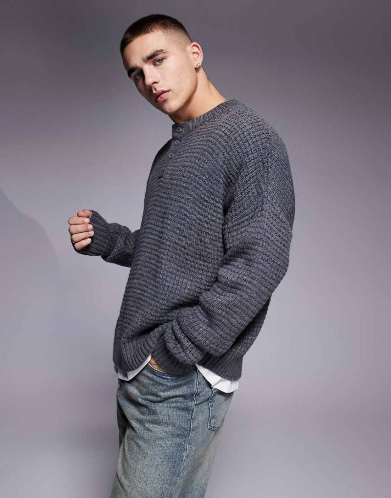 ASOS DESIGN - Kastiger Oversize-Strickpullover in Anthrazit meliert mit Waffelstruktur und Henley-Kragen-Grau von ASOS DESIGN