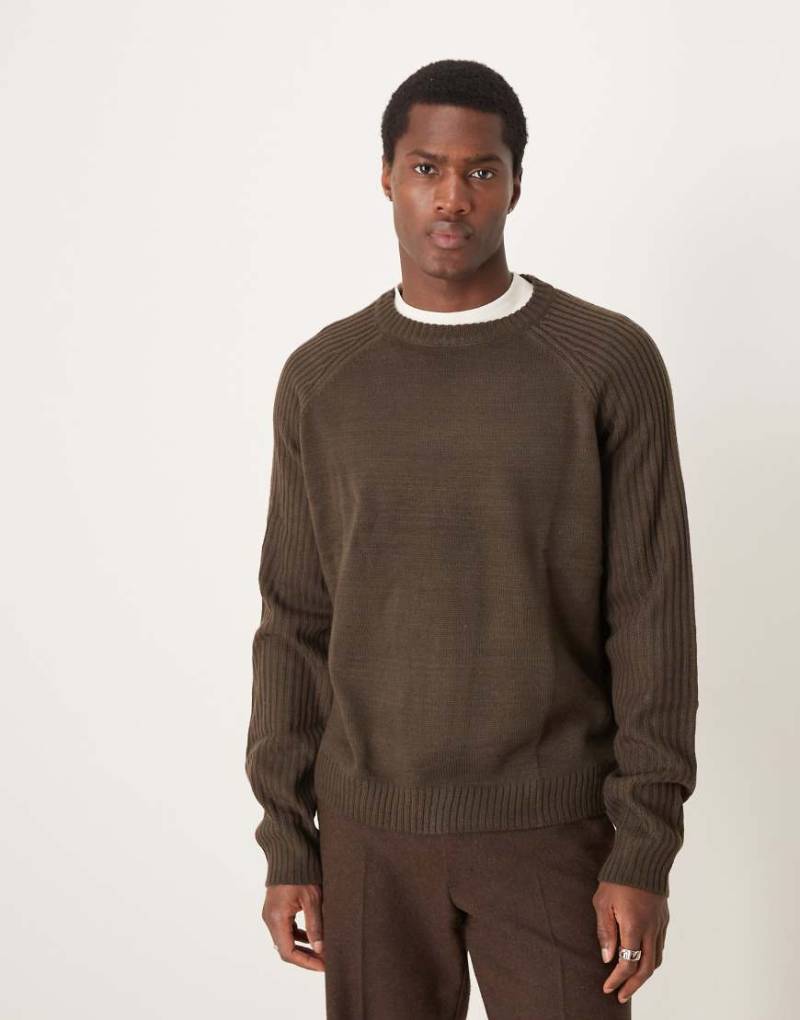ASOS DESIGN - Kastiger Oversize-Strickpullover in Braun mit Rundhalsausschnitt und gerippten Ärmeln von ASOS DESIGN