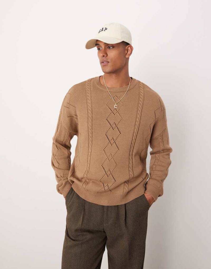 ASOS DESIGN - Kastiger Oversize-Strickpullover in Braun mit Zopfmuster von ASOS DESIGN