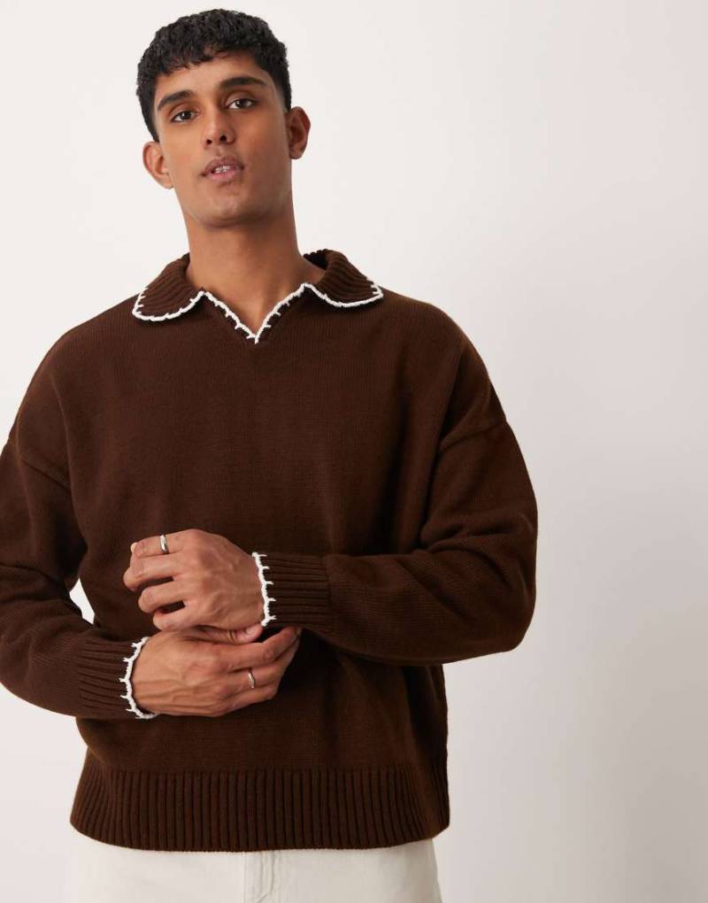ASOS DESIGN - Kastiger Oversize-Strickpullover in Braun mit eingekerbtem Ausschnitt und Langettennaht-Kragen von ASOS DESIGN