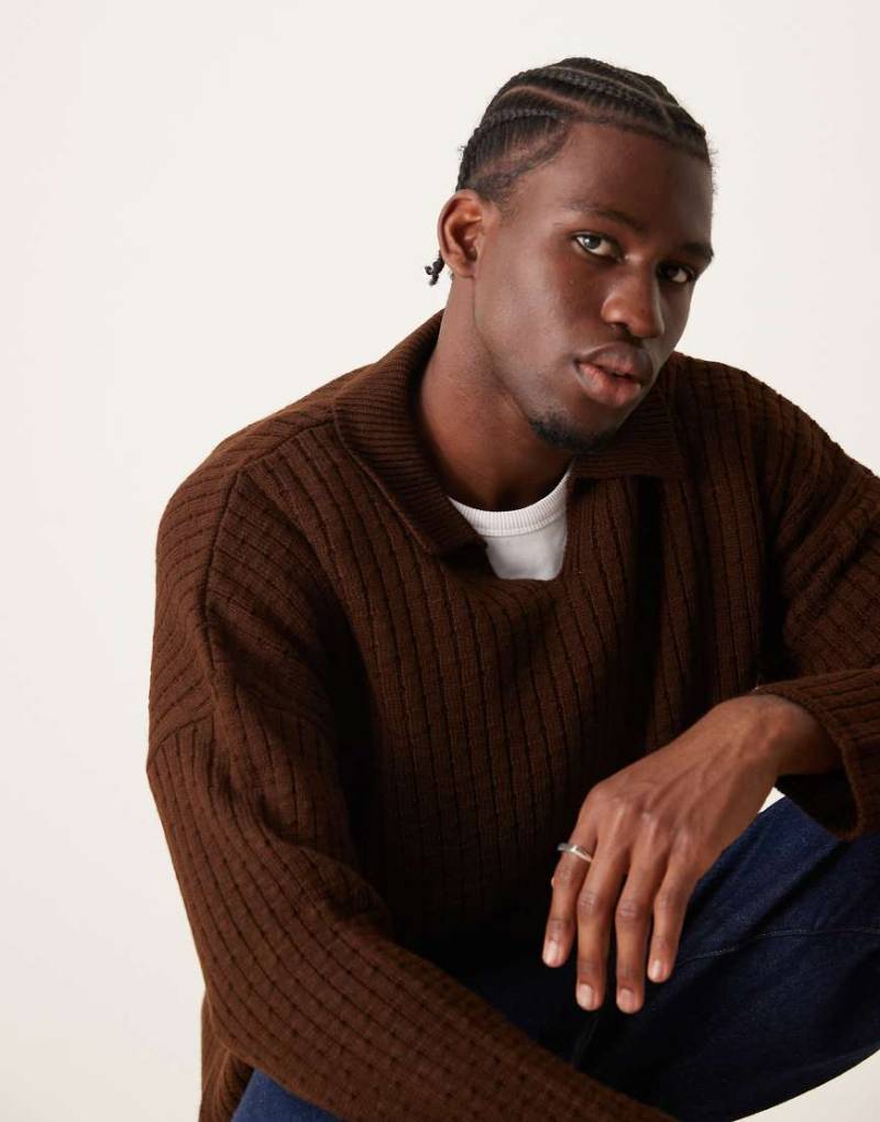 ASOS DESIGN - Kastiger Oversize-Strickpullover in Braun mit überschnittenen Schultern von ASOS DESIGN