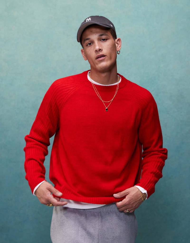 ASOS DESIGN - Kastiger Oversize-Strickpullover in Rot mit Rundhalsausschnitt und gerippten Ärmeln von ASOS DESIGN