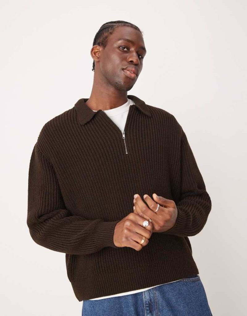 ASOS DESIGN - Kastiger Oversize-Strickpullover in geripptem Braun mit Seemannsdesign, Polokragen und kurzem Reißverschluss von ASOS DESIGN
