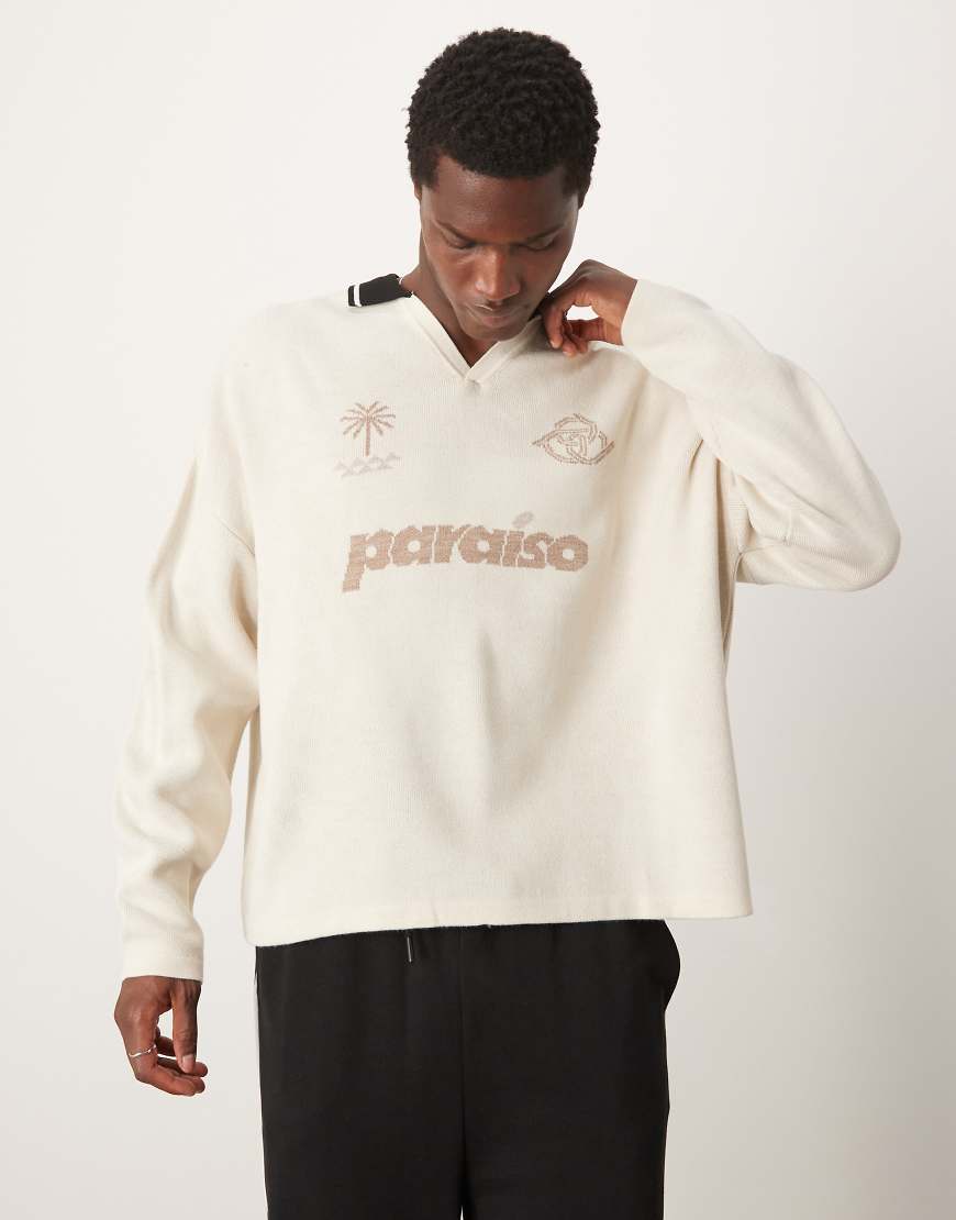 ASOS DESIGN - Kastiger Oversize-Strickpullover mit überschnittenen Schultern und Sport-Print auf der Brust-Neutral von ASOS DESIGN