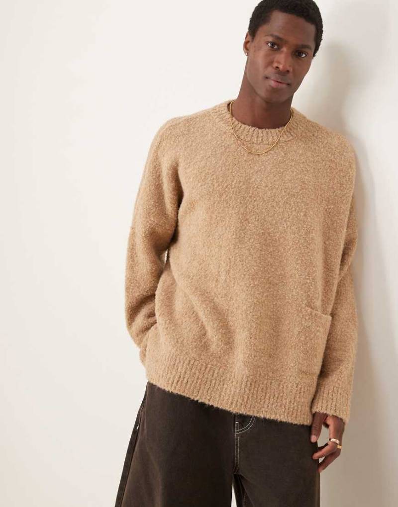 ASOS DESIGN - Kastiger Polopullover aus strukturiertem Strick in Beige mit extremer Oversize-Passform und Tasche-Neutral von ASOS DESIGN