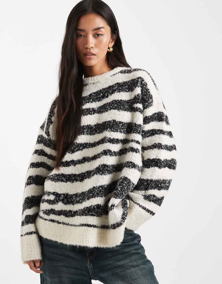 ASOS DESIGN - Kastiger Pullover aus Bouclé mit Rundhalsausschnitt, Kokon-Schnitt und Zebramuster-Bunt ASOS DESIGN - Kastiger Pullover aus Bouclé mit Rundhalsausschnitt, Kokon-Schnitt und Zebramuster-Bunt von ASOS DESIGN