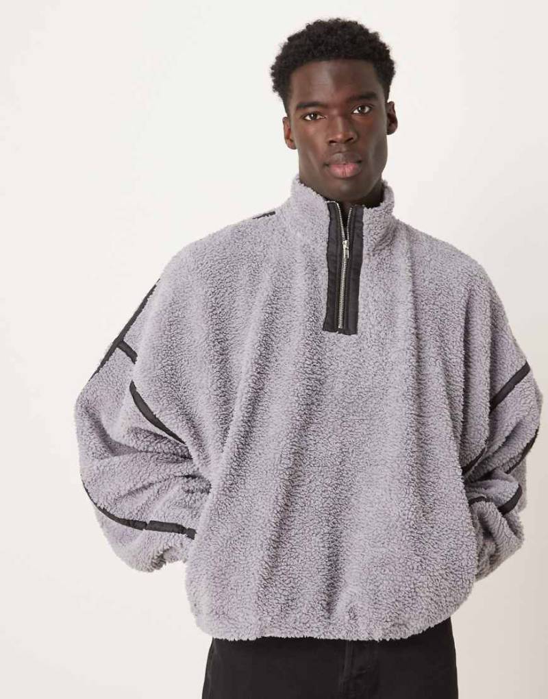 ASOS DESIGN - Kastiger Pullover aus Teddyfleece in Grau mit extremer Oversize-Passform und Kontrastnaht-Neutral von ASOS DESIGN
