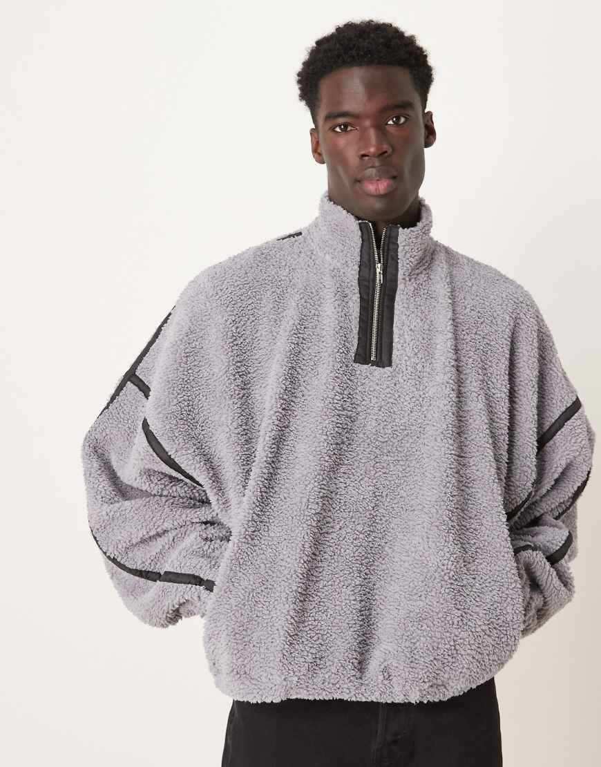 ASOS DESIGN - Kastiger Pullover aus Teddyfleece in Grau mit extremer Oversize-Passform und Kontrastnaht-Neutral ASOS DESIGN - Kastiger Pullover aus Teddyfleece in Grau mit extremer Oversize-Passform und Kontrastnaht-Neutral von ASOS DESIGN