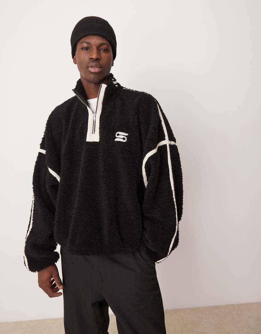 ASOS DESIGN - Kastiger Pullover aus Teddyfleece in Schwarz mit extremer Oversize-Passform, kurzem Reißverschluss und Stickerei von ASOS DESIGN