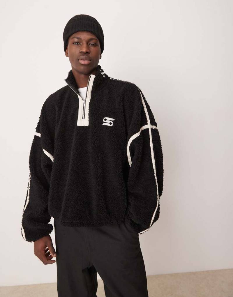 ASOS DESIGN - Kastiger Pullover aus Teddyfleece in Schwarz mit extremer Oversize-Passform, kurzem Reißverschluss und Stickerei von ASOS DESIGN