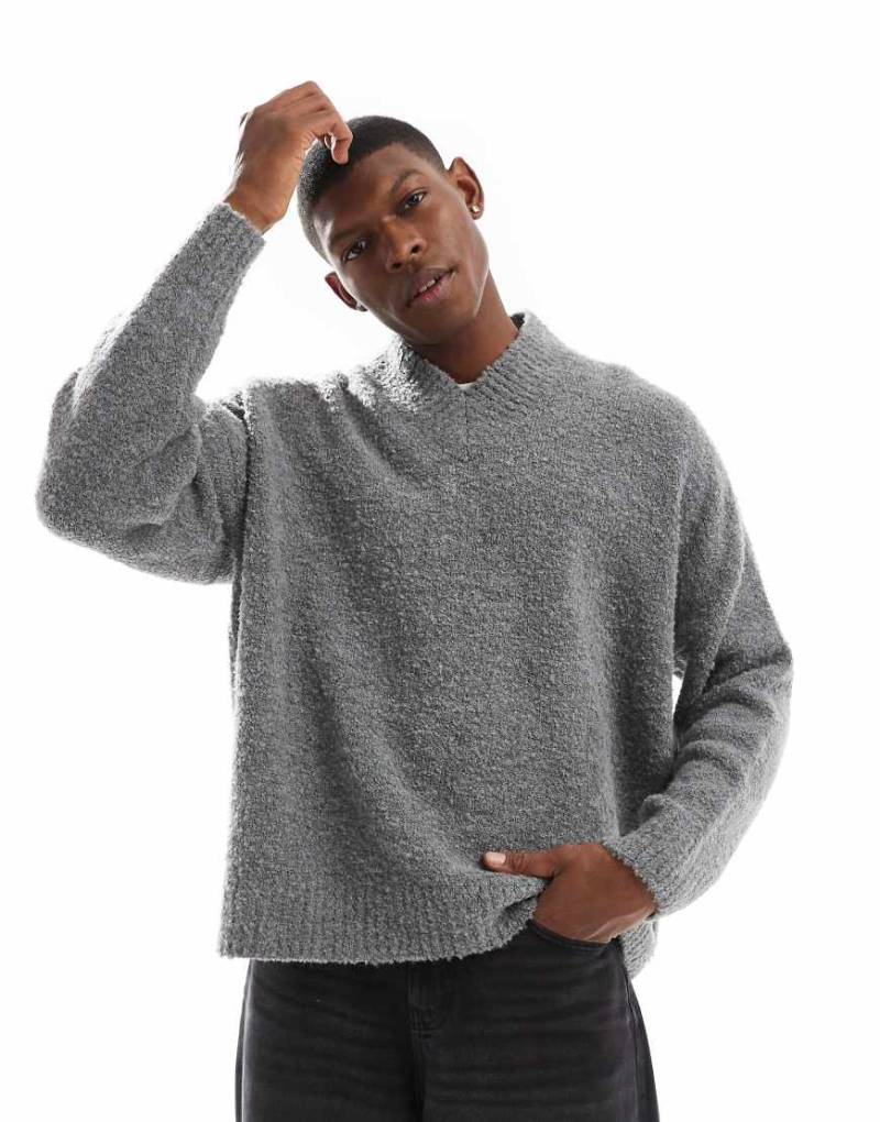 ASOS DESIGN - Kastiger Pullover aus strukturiertem Strick in Grau mit extremer Oversize-Passform und V-Ausschnitt von ASOS DESIGN