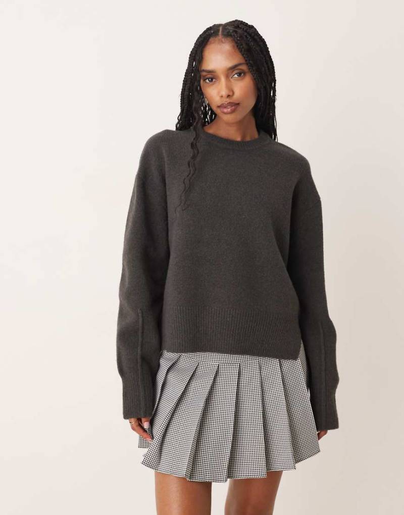 ASOS DESIGN - Kastiger Pullover in Anthrazit mit Rundhalsausschnitt und Seitenschlitz-Grau von ASOS DESIGN