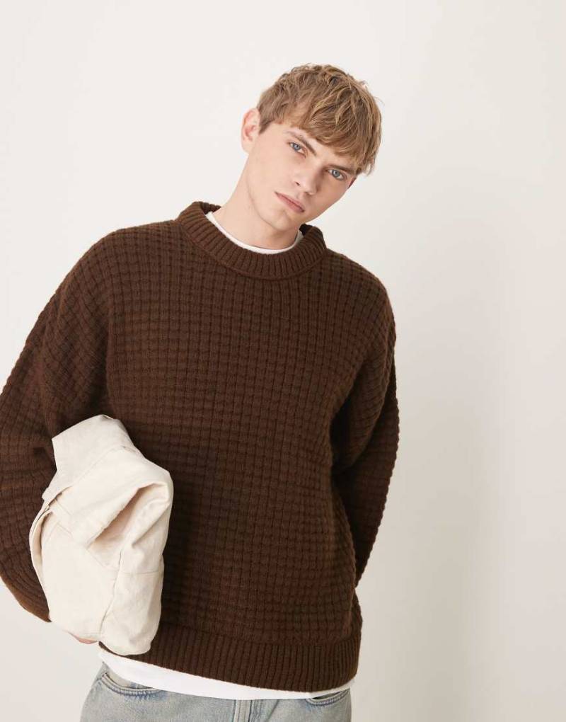 ASOS DESIGN - Kastiger Pullover in Braun mit extremer Oversize-Passform, Waffelstruktur und Rundhalsausschnitt von ASOS DESIGN