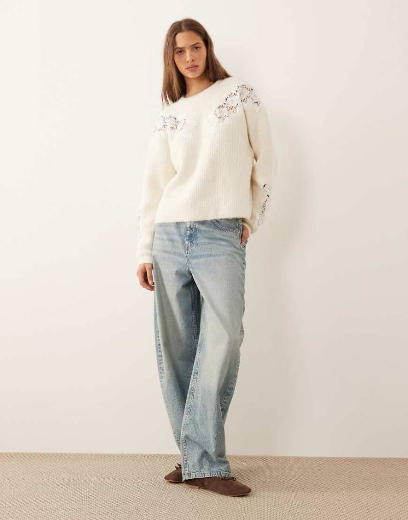 ASOS DESIGN - Kastiger Pullover in Cremeweiß mit Rundhalsausschnitt und Spitzeneinsatz von ASOS DESIGN