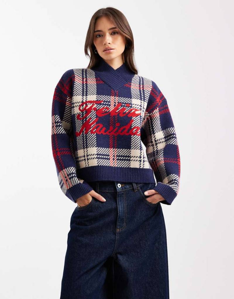 ASOS DESIGN - Kastiger Pullover in Marineblau mit Karomuster und „Feliz Navidad"-Aufschrift sowie hohem V-Ausschnitt von ASOS DESIGN
