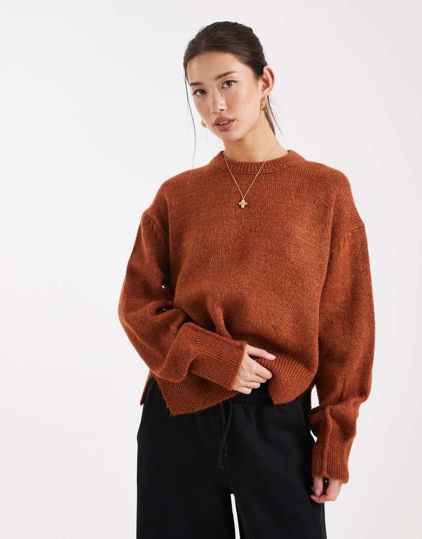 ASOS DESIGN - Kastiger Pullover in Rostrot mit Rundhalsausschnitt und seitlichem Schlitzdetail-Rotbraun von ASOS DESIGN