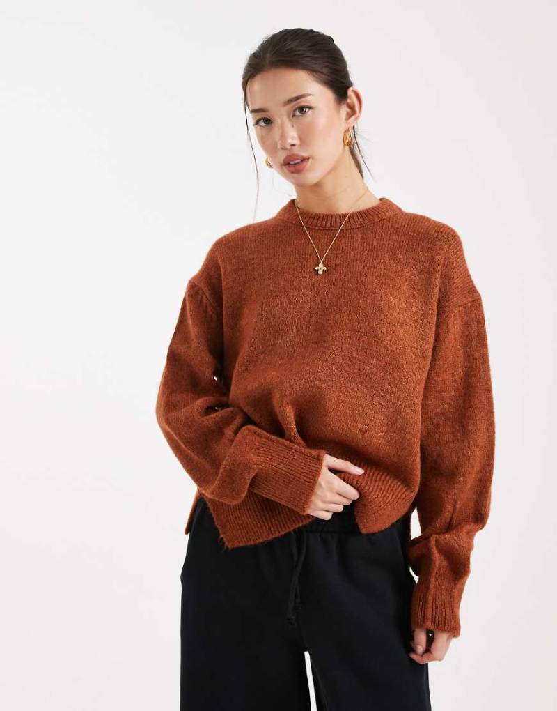 ASOS DESIGN - Kastiger Pullover in Rostrot mit Rundhalsausschnitt und seitlichem Schlitzdetail-Rotbraun von ASOS DESIGN