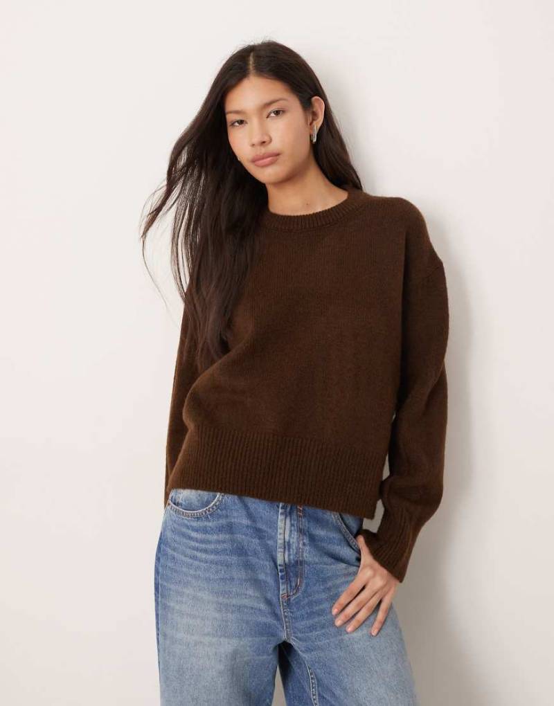 ASOS DESIGN - Kastiger Pullover in Schokobraun mit Rundhalsausschnitt und Seitenschlitz-Brown von ASOS DESIGN