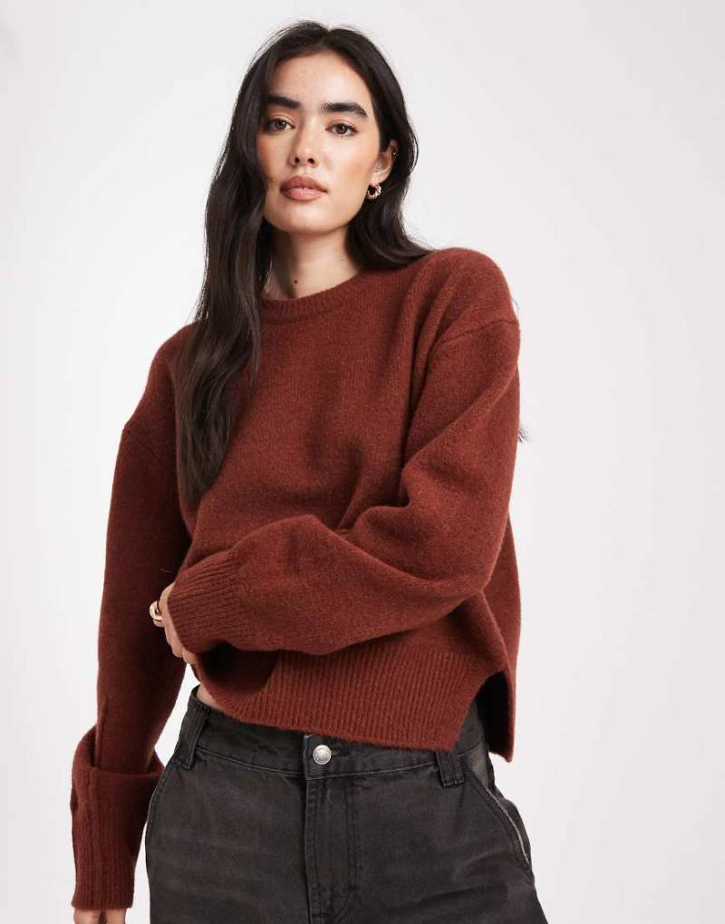 ASOS DESIGN - Kastiger Pullover in Toffee mit Rundhalsausschnitt und Seitenschlitz-Brown von ASOS DESIGN