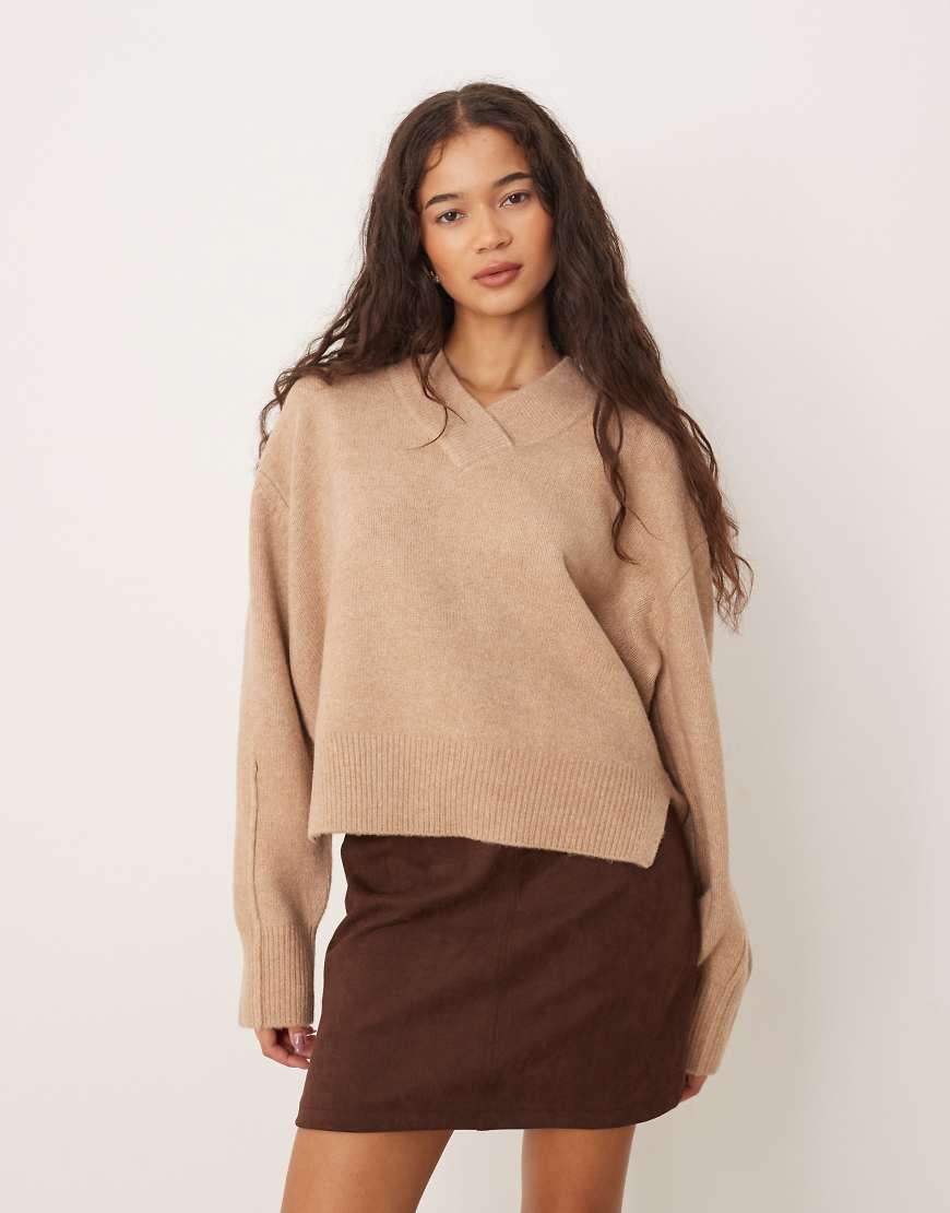 ASOS DESIGN - Kastiger Pullover in Kamelbraun mit V-Ausschnitt und Seitenschlitz-Weiß ASOS DESIGN - Kastiger Pullover in Kamelbraun mit V-Ausschnitt und Seitenschlitz-Weiß von ASOS DESIGN