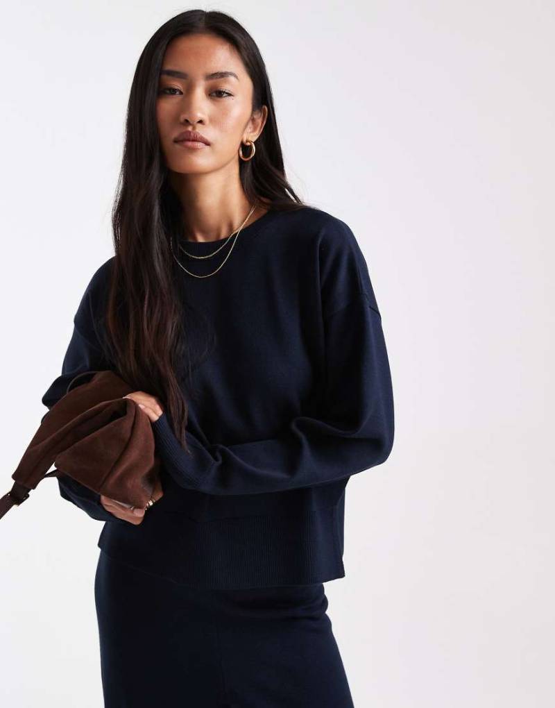 ASOS DESIGN - Kastiger Pullover in strukturiertem Marineblau mit Rundhalsausschnitt und Seitenschlitz, Kombiteil von ASOS DESIGN