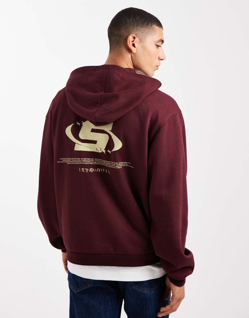 ASOS DESIGN - Kastiger Relaxed-Fit-Kapuzenpullover in Burgunderrot mit Print von ASOS DESIGN
