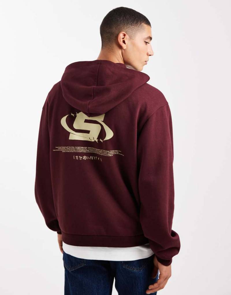 ASOS DESIGN - Kastiger Relaxed-Fit-Kapuzenpullover in Burgunderrot mit Print von ASOS DESIGN