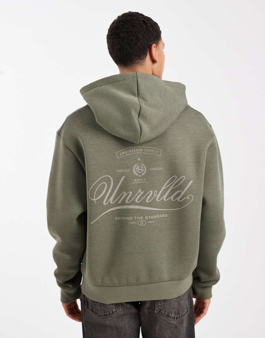 ASOS DESIGN - Kastiger, locker geschnittener Kapuzenpullover aus Material in Neoprenoptik in Khaki mit Textprint-Grün von ASOS DESIGN