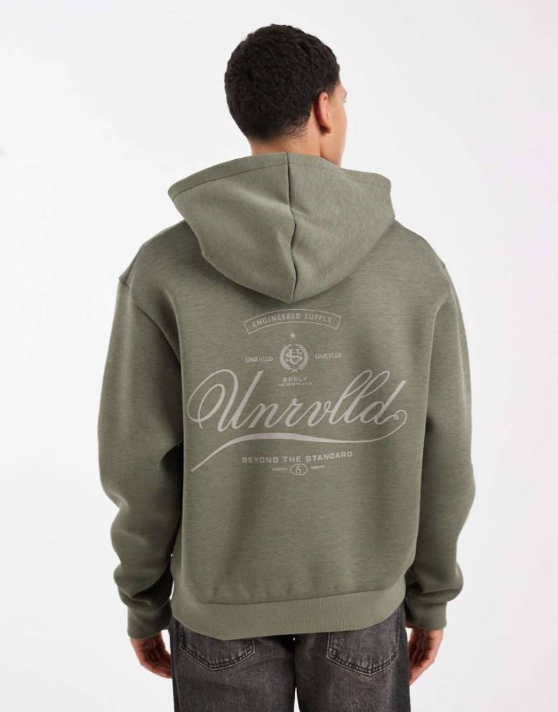 ASOS DESIGN - Kastiger, locker geschnittener Kapuzenpullover aus Material in Neoprenoptik in Khaki mit Textprint-Grün von ASOS DESIGN