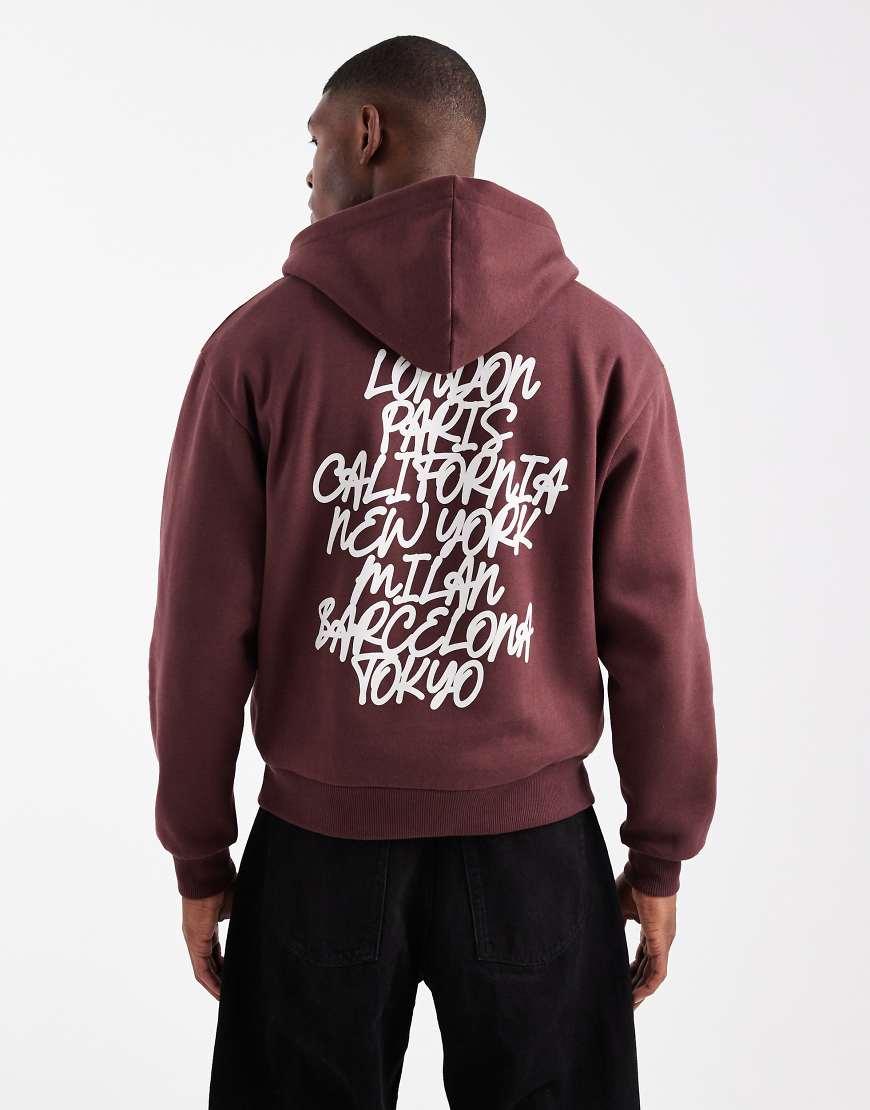 ASOS DESIGN - Kastiger Relaxed-Fit-Kapuzenpullover mit Graffiti-Print in Braun-Brown von ASOS DESIGN