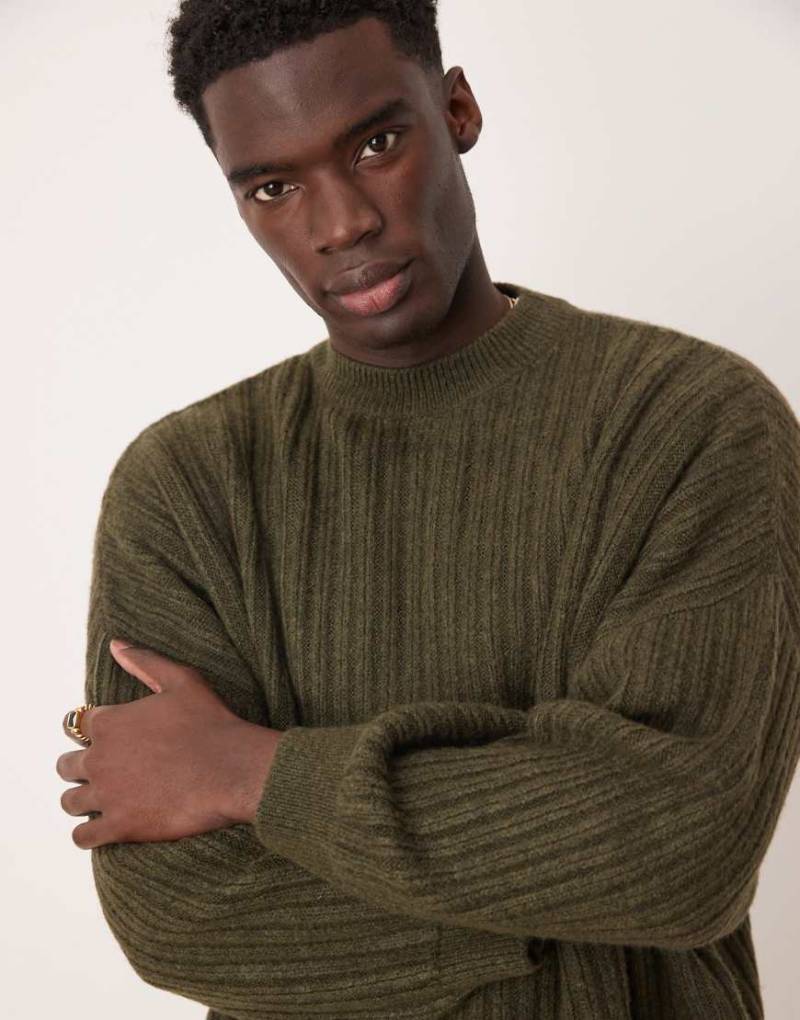 ASOS DESIGN - Kastiger Rippstrick-Pullover in Khaki mit Super-Oversize-Passform-Grün von ASOS DESIGN